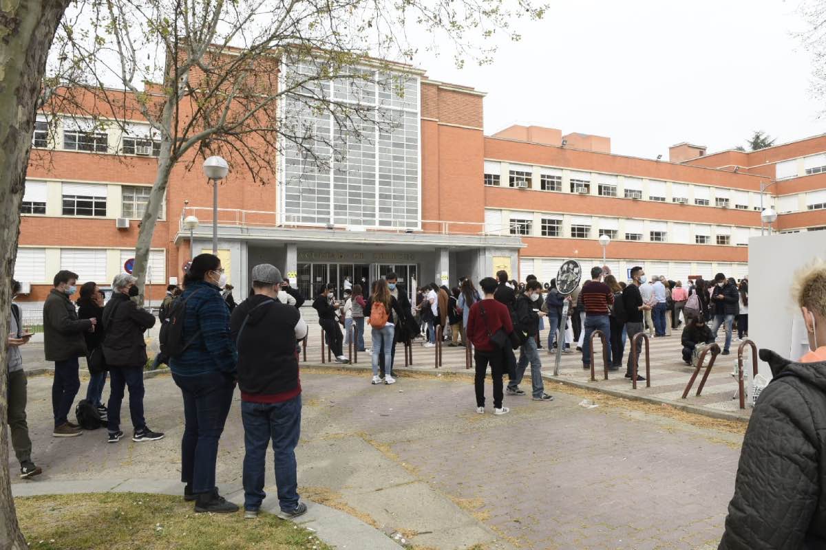 Aspecto general de la explanada situada frente a la Facultad de Derecho de la UCM minutos antes del comienzo de la prueba (FOTO: Luis Camacho).